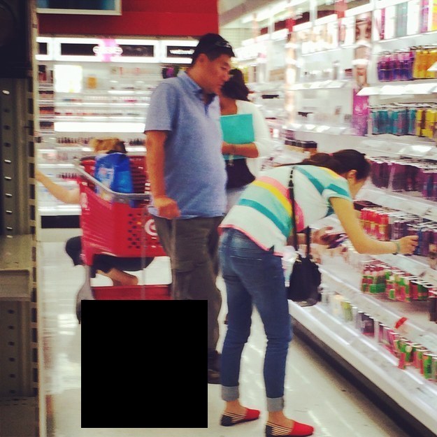 Shoppers Who Have No Idea How To Use Shopping Baskets (5 pics)