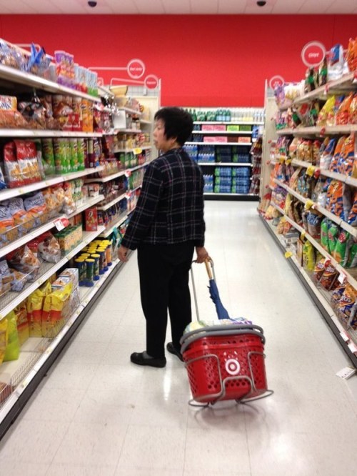 Shoppers Who Have No Idea How To Use Shopping Baskets (5 pics)