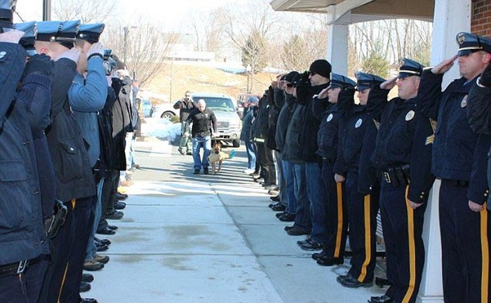 Police Officers Salute Teriminally Ill K9 Cop On His Last Trip To The Vet (5 pics)