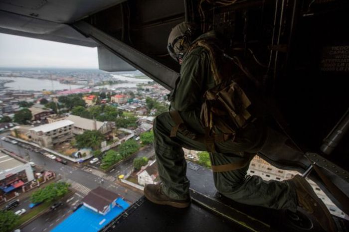 Incredible Photos Show US Marines In Action (100 pics)