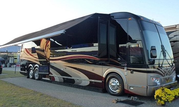 The Luxurious Motor Homes Of NASCAR Drivers (23 pics)