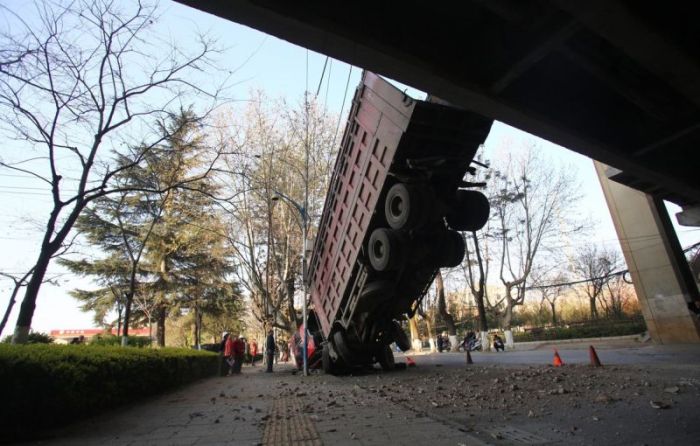The Driver Of This Truck Is Lucky To Be Alive (9 pics)