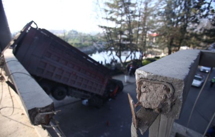 The Driver Of This Truck Is Lucky To Be Alive (9 pics)