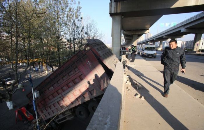 The Driver Of This Truck Is Lucky To Be Alive (9 pics)