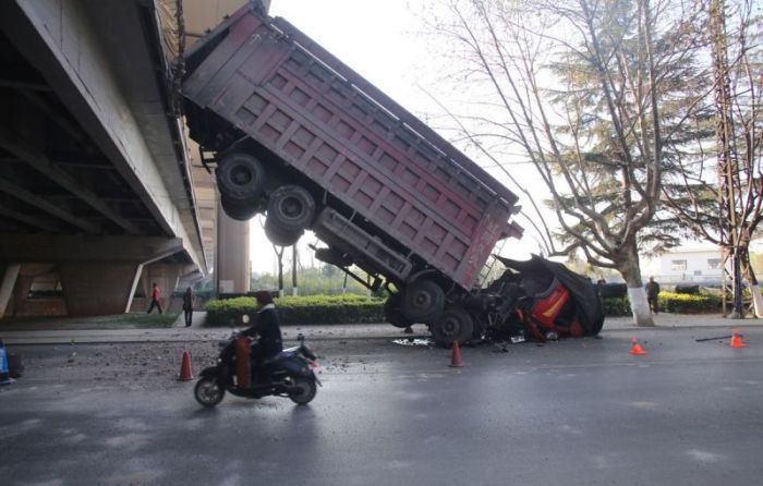 The Driver Of This Truck Is Lucky To Be Alive (9 pics)