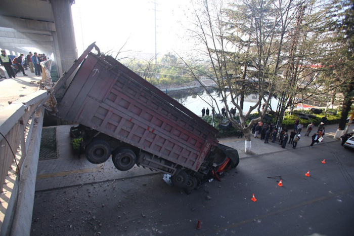 The Driver Of This Truck Is Lucky To Be Alive (9 pics)