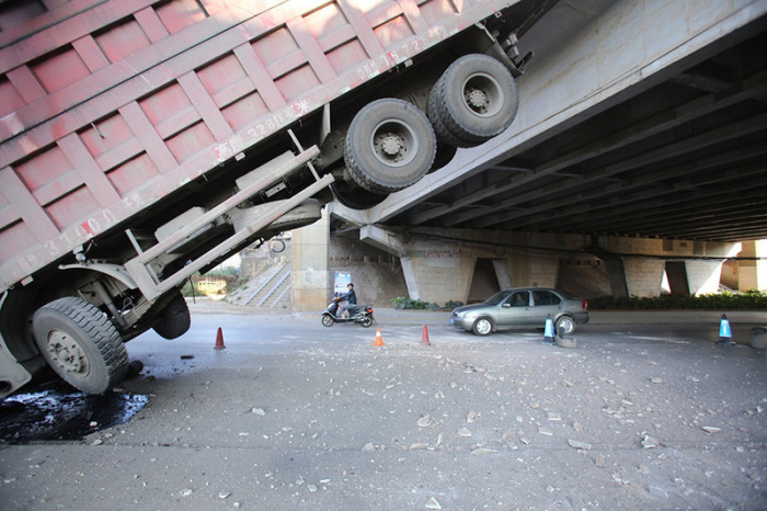 The Driver Of This Truck Is Lucky To Be Alive (9 pics)