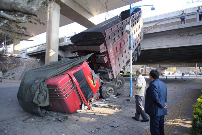 The Driver Of This Truck Is Lucky To Be Alive (9 pics)