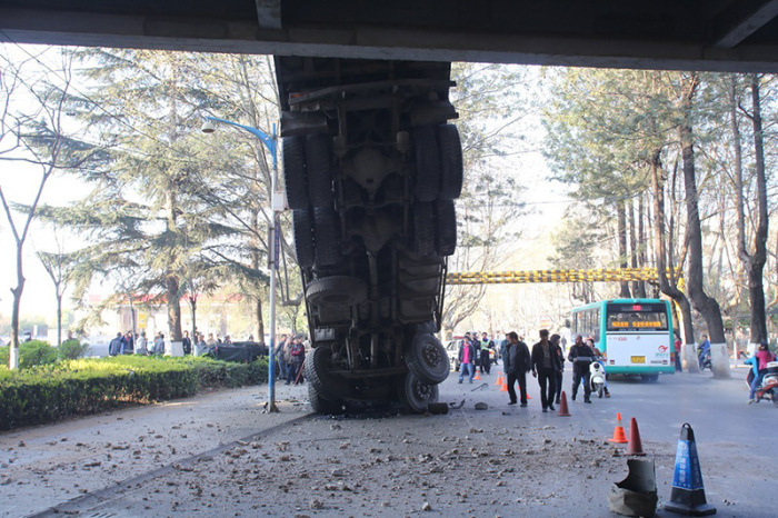 The Driver Of This Truck Is Lucky To Be Alive (9 pics)