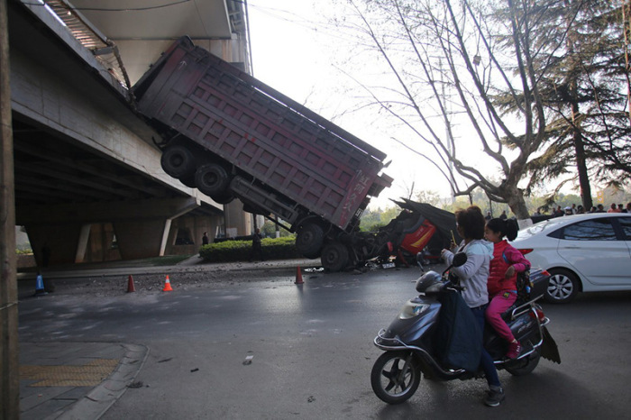 The Driver Of This Truck Is Lucky To Be Alive (9 pics)