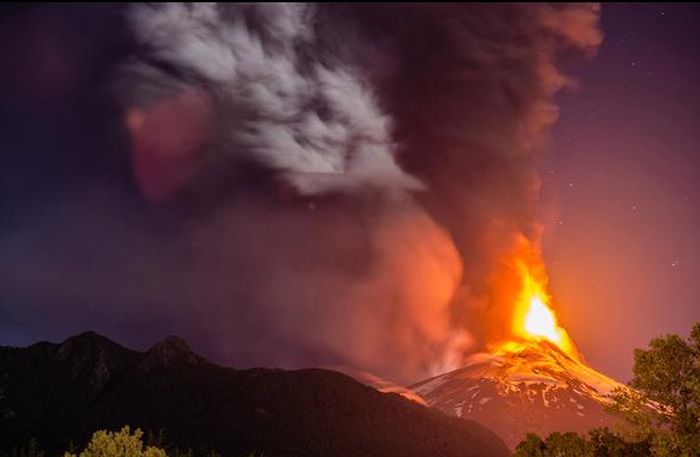 Villarrica Volcano Lights Up The Sky In Chile (15 pics)