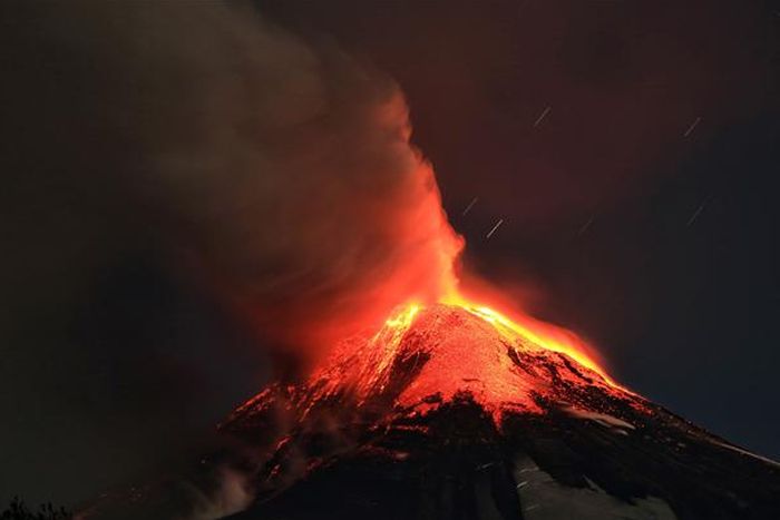 Villarrica Volcano Lights Up The Sky In Chile (15 pics)