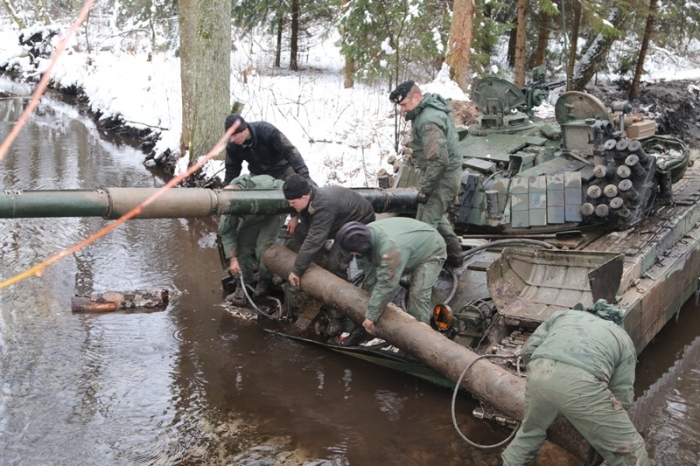 These Polish Tanks Got Stuck In The Mud (27 pics)