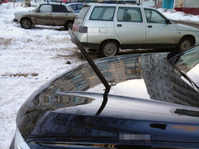 This Is Why You Don't Steal Parking Spaces During Winter (3 pics)