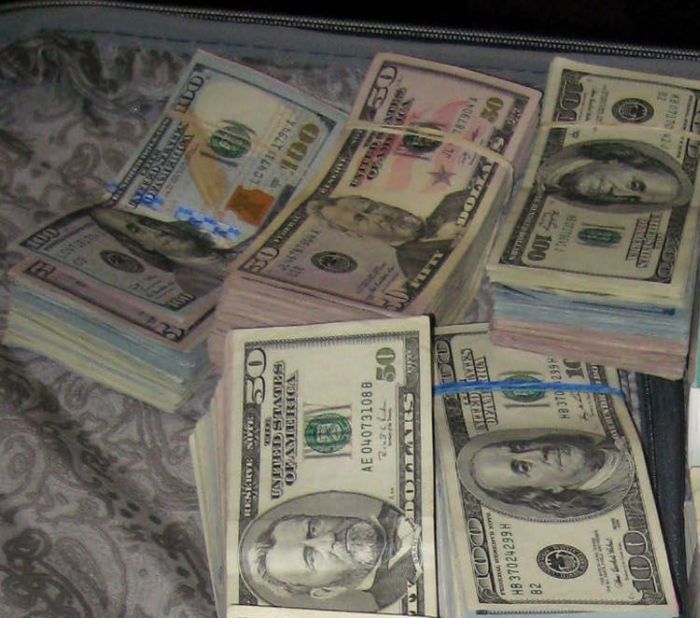 Man Busted At JFK With $770K In Hidden Cash (5 pics)