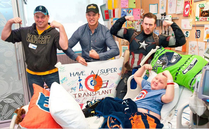 Chris Pratt And Chris Evans Are Real Life Heroes At The Children's Hospital (8 pics)