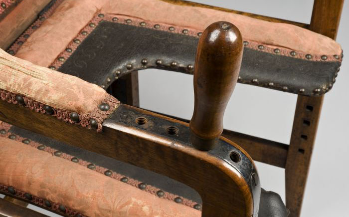 Ancient Birthing Chairs That Look Like Torture Devices (7 pics)