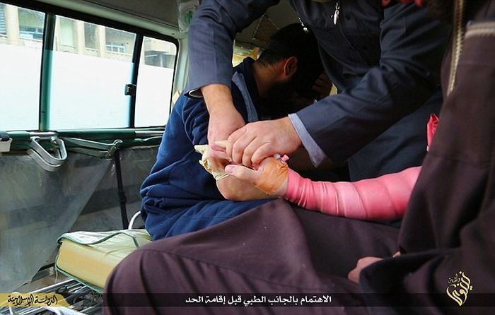 ISIS Amputates Hand Of A Motorbike Thief (8 pics)