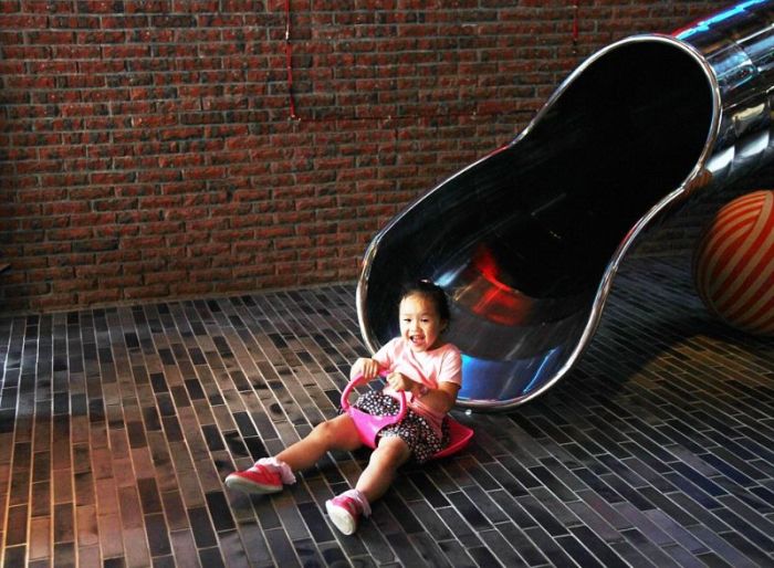 This Taiwan Hotel Spent $150,000 On A Slide For Their Guests (6 pics)