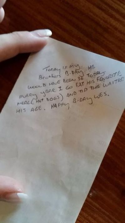 Waitress Gets A Tip And Story That Made Her Burst Into Tears (3 pics)