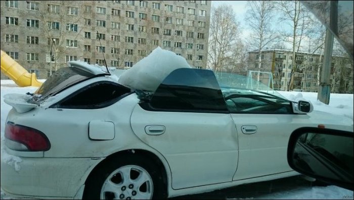 A Giant Block Of Ice Turned This Car Into A Convertible (3 pics)