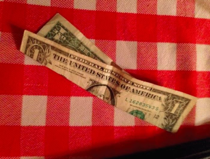Clever Way To Leave Tips... (4 pics)
