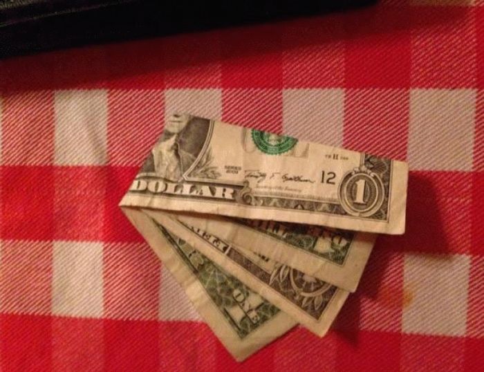 Clever Way To Leave Tips... (4 pics)