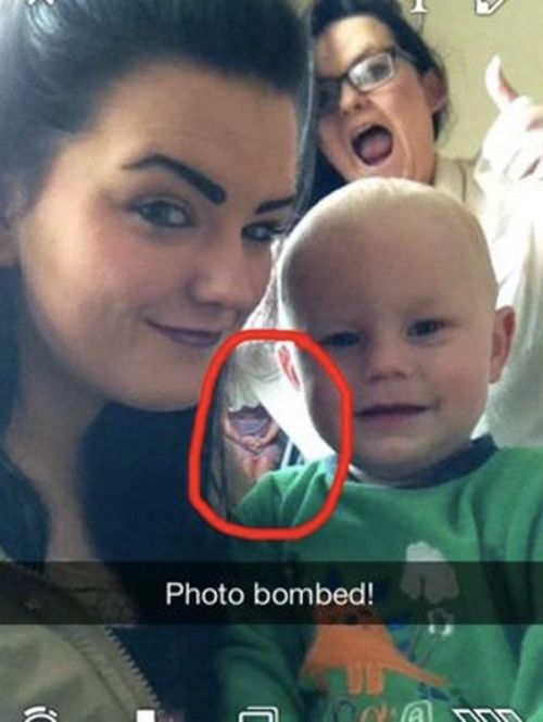 Girl Discovered a Ghost In Her Selfie (3 pics)