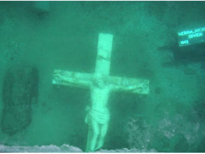 Giant Crucifix Under The Waters Of Lake Michigan (4 pics)