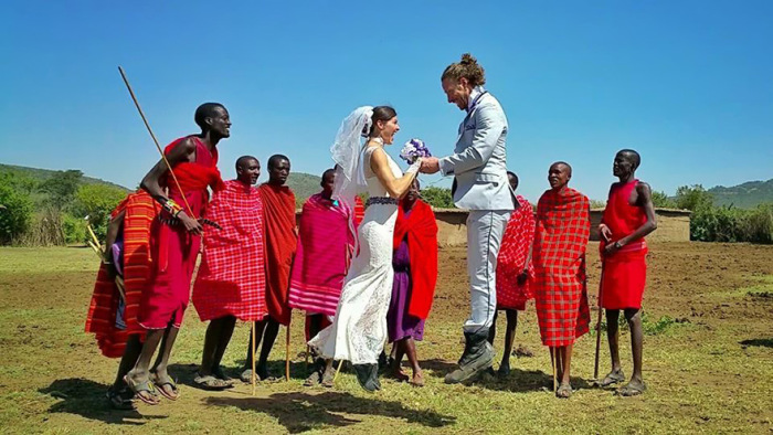 Acrobat Couple Gets Married 38 Times In 38 Different Places (17 pics)