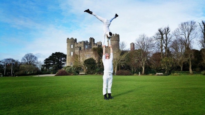 Acrobat Couple Gets Married 38 Times In 38 Different Places (17 pics)