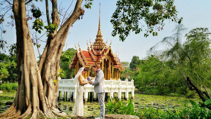 Acrobat Couple Gets Married 38 Times In 38 Different Places (17 pics)