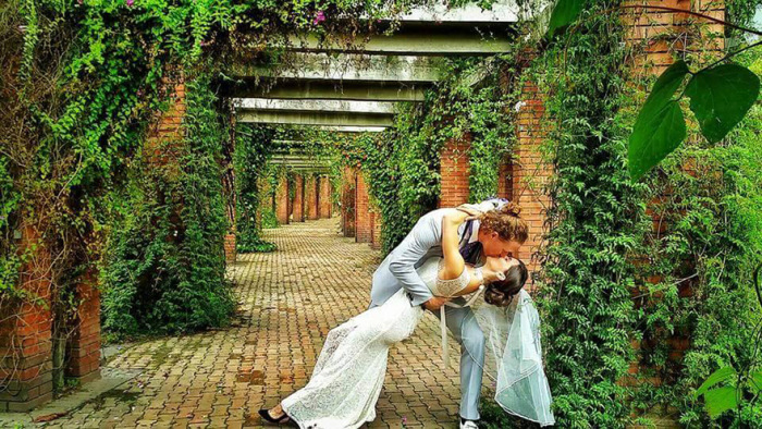 Acrobat Couple Gets Married 38 Times In 38 Different Places (17 pics)