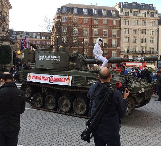 Top Gear Fans Deliver A Petition To Bring Back Clarkson With A Tank (5 pics)