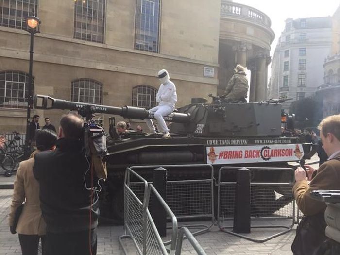 Top Gear Fans Deliver A Petition To Bring Back Clarkson With A Tank (5 pics)