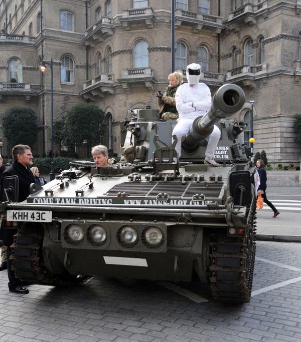Top Gear Fans Deliver A Petition To Bring Back Clarkson With A Tank (5 pics)