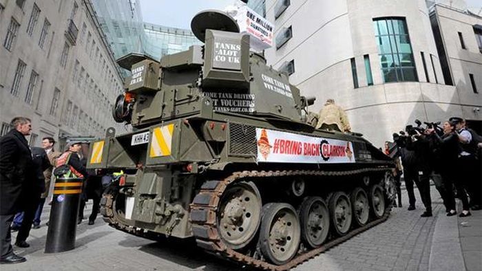 Top Gear Fans Deliver A Petition To Bring Back Clarkson With A Tank (5 pics)