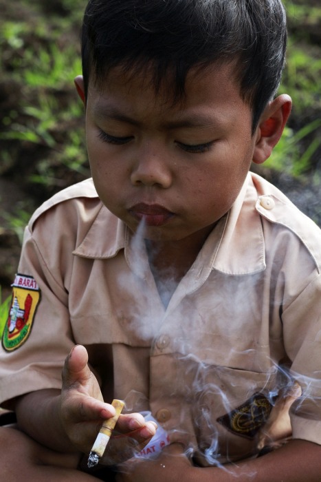 This 7 Year Old Boy Smokes Three Packs A Day (10 pics)