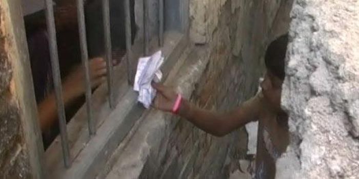 Parents Climb Up A Wall To Help Their Kids Cheat At School In India (5 pics)