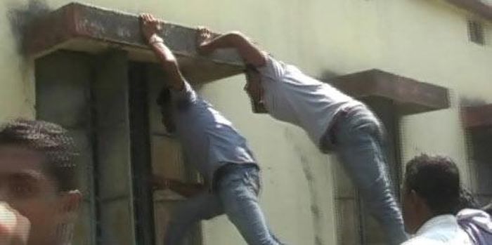 Parents Climb Up A Wall To Help Their Kids Cheat At School In India (5 pics)