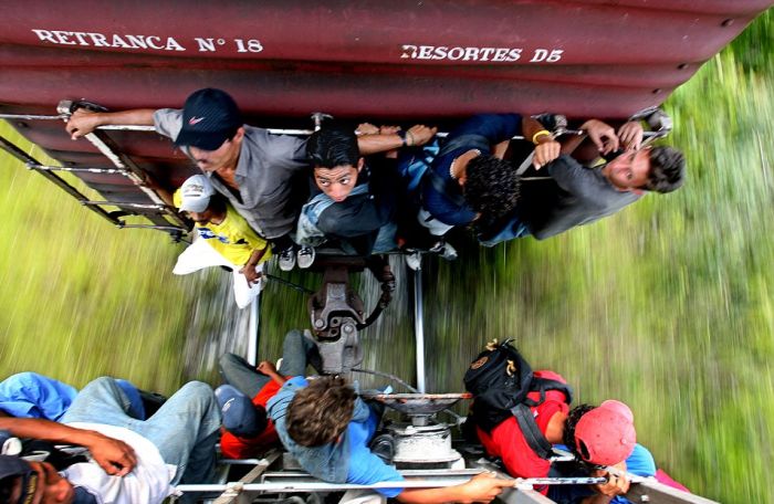 How Mexicans Defy Death In An Attempt To Reach America (15 pics)