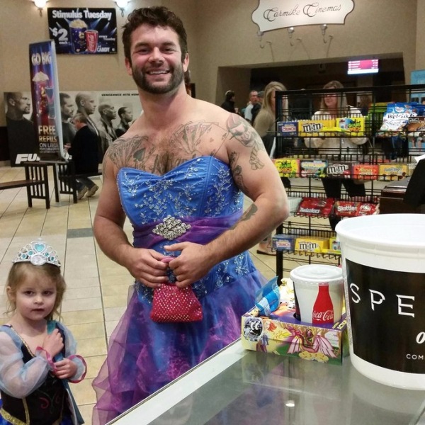 Uncle Wears Princess Costume To The Movie Theater To Comfort His Niece (3 pics)