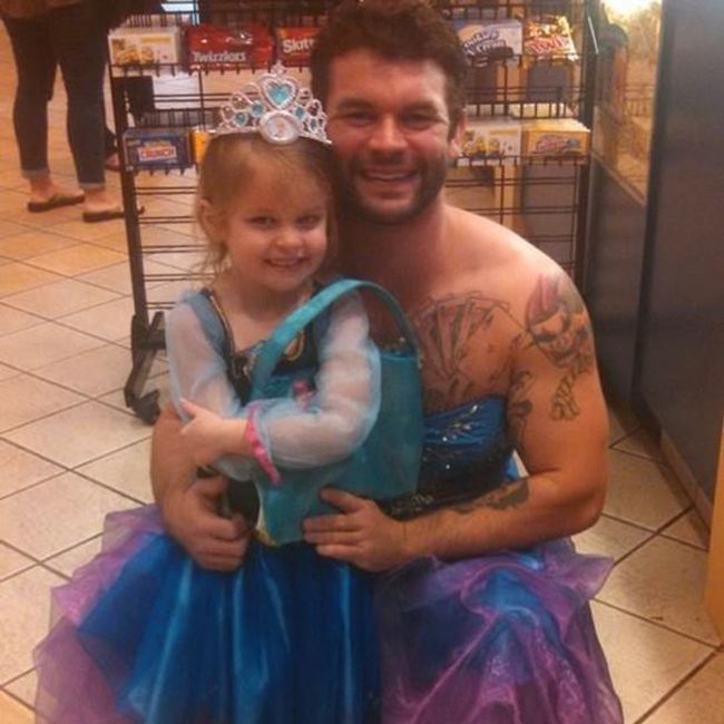Uncle Wears Princess Costume To The Movie Theater To Comfort His Niece (3 pics)