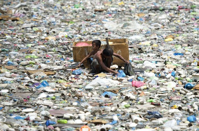 Father And Son Travel Through Garbage For $3 Dollars A Day (6 pics)