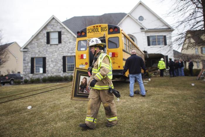 School Bus Comes Crashing Right Into The Living Room (7 pics)