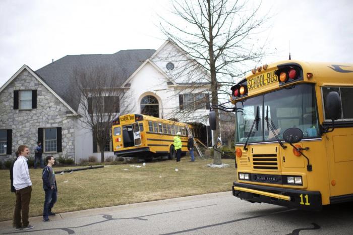 School Bus Comes Crashing Right Into The Living Room (7 pics)