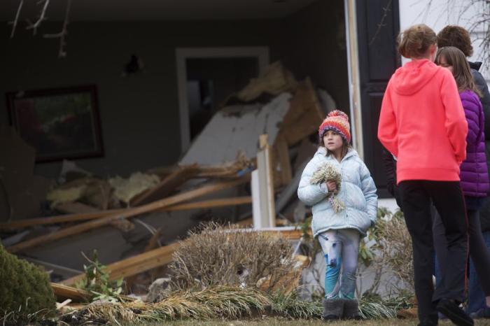 School Bus Comes Crashing Right Into The Living Room (7 pics)