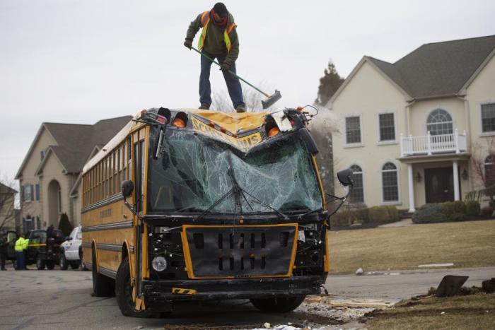 School Bus Comes Crashing Right Into The Living Room (7 pics)
