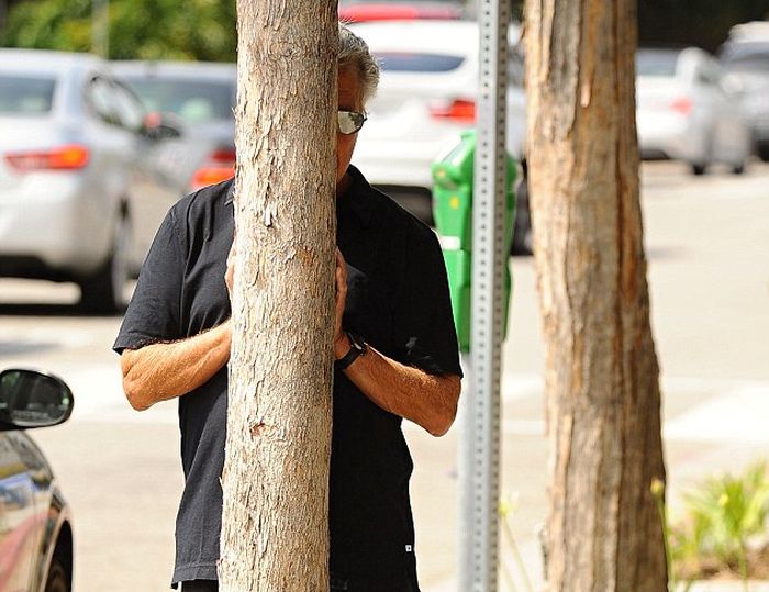 Dustin Hoffman Plays Hide And Seek On The Streets Of LA (5 pics)