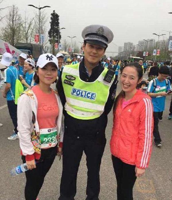 Runners In China Abandon Marathon To Take Selfies With A Cop (9 pics)